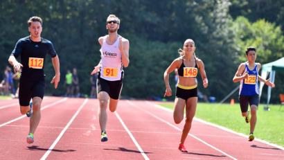 Bild: Alfred Schwarzmeier
Beim Neustädter Läufermeeting standen am Sonntag die Distanzen über 300 Meter, 400 Meter (Bild) und 1500 Meter auf dem Programm.