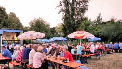 Bild: bsc
Von 14 Uhr bis spät in die Nacht feierten viele Badbesucher am Samstag das 15-jährige Bestehen des Förderkreises Freibad. Zusammen mit der Wasserwacht freuten sie sich über ein stetes Kommen und Gehen sowie über den Besuch zahlreicher auswärtiger Gäste.