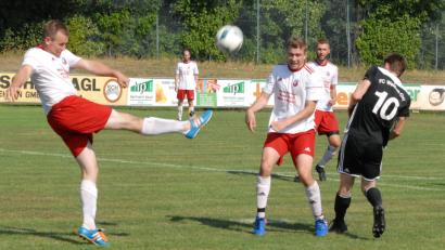 Bild: Gebert
Der Vohenstraußer Michael Riedl (links) klärt kompromisslos eine Situation im eigenen Strafraum, für Teamkollege Manuel Albrecht (Mitte) und Ost-Akteur Michael Werner wird’s gefährlich. Die SpVgg Vohenstrauß behielt beim FC Weiden-Ost mit 3:1 die Oberhand und führt die Tabelle der Kreisliga Nord nach zwei Spieltagen an.