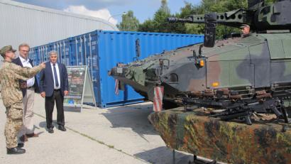 Bild: frd
Im Gespräch mit den Soldaten haben sich die Abgeordneten Alexander Flierl und Karl Holmeier (von links) eingehend über das neue Hauptwaffensystem "Puma" informiert.