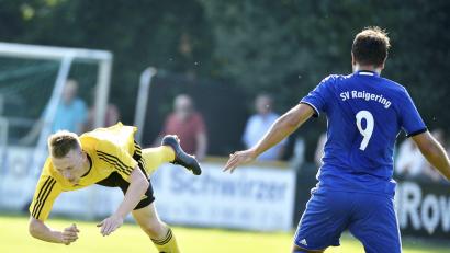 Bild: Hubert Ziegler
Eine Flugeinlage des Hahnbachers Fabian Schötz (links) vor dem ballführenden Raigeringer Offensivspieler Nikolai Seidel.
