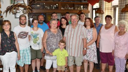 Bild: fjo
Urenkel Emilio (vorne) hält Edeltraud und Jakob Sauer (dahinter) jung und fidel.