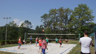 Bild: mmj
Heiße Temperaturen im weißen Sand: Schweißtreibend war es für die Akteure beim Volleyballturnier.