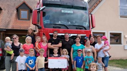 Bild: do
Mit einer 111-Euro-Spende bedankt sich das Trucker-Team im Beisein von Eltern und einer temperamentvollen Kinderschar beim Kindergartenpersonal für die Unterstützung beim großen Treffen in Friedenfels.