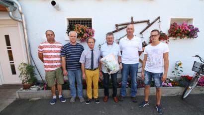 Bild: bjp
Nach 27 Jahren verabschiedeten Bürgermeister Werner Walberer, Bauamtssachbearbeiter Horst Dürbeck und Bauhof-Personalratssprecher Werner Deglmann (Dritter, Zweiter und Fünfter von links) Bauhofvorarbeiter Erhard Kufner (Dritter von rechts) in den Ruhestand. Seine Nachfolge tritt Stefan Fütterer (rechts) an, dessen Stellvertreter ist Joachim Graser (links).