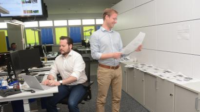 Bild: Gabi Schönberger
Langärmliges Hemd, lange Hose und geschlossene Schuhe - am besten aus Leder. So sollten Männer laut Schneider Andreas Moller ins Büro gehen.