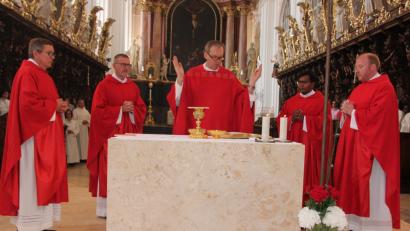 Bild: kro
Die Konzelebranten beim Heilige-Leiber-fest. von links Pater Otto Grillmeier, Stadtpfarrer Thomas Vogl, Weihbischof Josef Graf, Pater Marianus Kerketta und Pfarrvikar Markus Hochheimer.