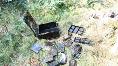 Bild: exb
Die Polizei muss nun klären, ob der aus dem Badeweiher durch Zufall geborgene Alukoffer mit den Geldbomben im Zusammenhang mit einer Straftat steht.