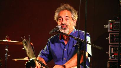 Bild: Holger Stiegler
Er kam, pfiff und siegte: Perkussionist Ravi Srinivasan, der auch mit seinem vielfältigen Pfeifen die Zuhörer fasziniert, ist einer der Höhepunkte des Sommerkonzertes des Luisenburg-Ensembles.