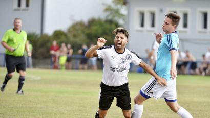 Bild: zg
Der Traßlberger Heiko Haustein (rechts) lässt im Zweikampf Cengiz Izmire (links) von der SG Upo regelwidrig "über die Klinge" springen.