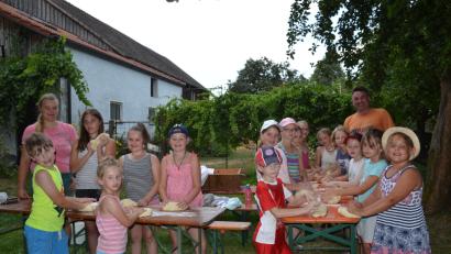 Bild: gi
Die Kinder backen Brot am Remmererhof. Andrea und Sandro Stefinger zeigen ihnen die Tricks und Kniffe.