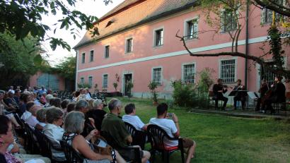 Bild: stg
Idyllischer könnte die Kulisse kaum sein. Den zweiten Teil des Konzert genießen die Zuhörer des Mettis-Quartetts im Garten des Wurzer Pfarrhofs.