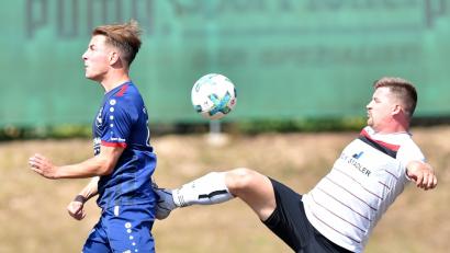 Bild: Alfred Schwarzmeier
DJK Irchenrieth - ASV Neustadt 5:1Jan Stipek (rechts,) gegen Johannes Hartmann (ASV)