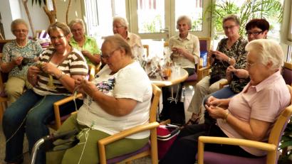 Bild: mng
Elisabeth Reindl, Elfriede Wiesner, Hildegard Reim, Roswitha Scholz, Waltraud Steinbrückner, Leni Plößner, Elke Mirwald und Luise Gebhardt (von links) stricken für den guten Zweck.