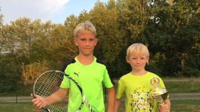 Bild: exb
Manuel Luber (rechts) und sein Bruder Johannes spielen gerne Tennis – und das machen sich auch noch ziemlich gut.