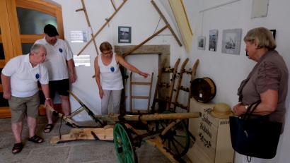 Bild: le
Museumsleiterin Karin Pausch (rechts ) nimmt sich Zeit für die Besucher des Heimatmuseums.