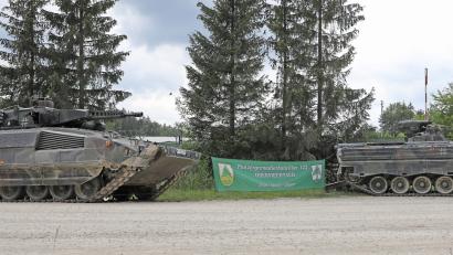 Bild: HBE
Der neue Schützenpanzer Puma (links) und der alte Schützenpanzer Marder des Panzergrenadierbataillons 122 aus Oberviechtach (Kreis Schwandorf) schoßen am Donnerstag, 28. Juni 2018 auf dem Truppenübungsplatz Grafenwöhr zum ersten beziehungsweise zum letzten Mal.