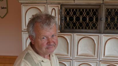 Bild: szl
OWV-Vorsitzender Ludwig Gradl wirft anlässlich der Feier zum 40. Wiedergründungsjubiläum einen Blick in die Vereinschronik.