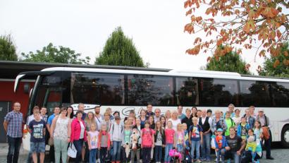 Bild: hä
Einen Familienausflug der besonderen Art organisierten Martina Labindzus und die Abteilungsleiterin der ATSV Turnabteilung, Anneliese Kühn. Mit 60 Teilnehmern ging es kürzlich auf Entdeckungstour in die Bavaria-Filmstadt nach München.