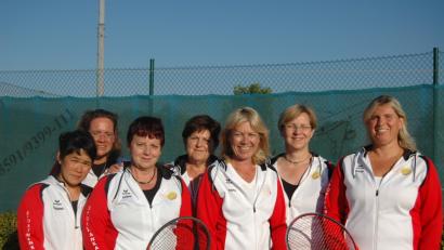 Bild: exb
Die Damen 40 des TC Rot-Weiß Amberg sind Meister (von links): Wingman Lam, Stephanie Salostowitz, Angela Lukas, Rosi Müller, Yvonne Schüll, Sabine Bäumler und Andrea Schübel.