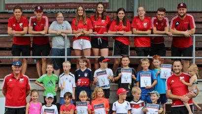 Bild: exb
22 Mädchen und Buben lernen bei der Ferienaktion des Sportvereins den Spaß am Fußball kennen.