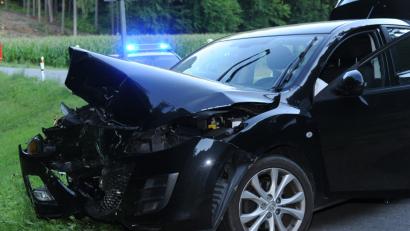 Bild: gf
Der vom Unfallverursacher frontal gerammte Mazda blieb mit einer total zerstörten Vorderseite auf dem Bankett stehen, während der überholende Opel Astra über den Straßengraben in einer Buschgruppe landete.