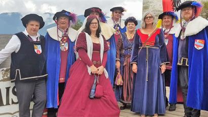 Bild: hl
Der Tross des Ritterbundes Waldeckh zue Kemenatha um Großmeister Werner von Podewils (Dritter von links) sieht sich auf den Burg Kaprun um.