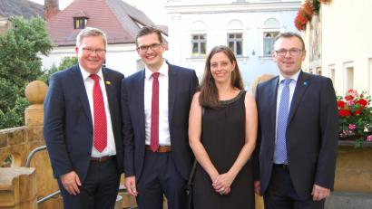 Bild: Klinikum/Gräß
Ein herzliches Willkommen dem neuen Chefarzt (im Bild von links): Michael Cerny, OB und Verwaltungsratsvorsitzender; Dr. Christoph Birner mit seiner Ehefrau Kerstin und Klinikumsvorstand Manfred Wendl.