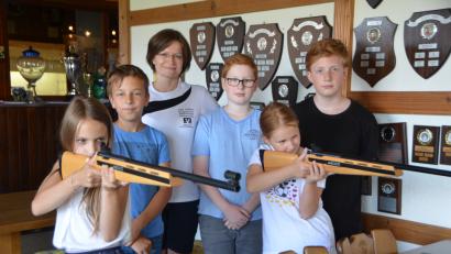 Bild: dob
Jugendleiterin Michaela Haubner (Dritte von links) lässt die Nachwuchsschützen gleich für die laufende Stadtmeisterschaft antreten. Ein Eis gibt es danach zur Abkühlung.