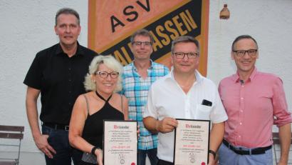 Bild: kro
Birgitta und Günther Heß (vorne) wurden für ihre jahrelange engagierte Vereinsarbeit für den ASV zu Ehrenmitgliedern ernannt. Dazu gratulierten von links Laudator Robert Christ, 2. Vorsitzender Robert Hahn und Bürgermeister Bernd Sommer.