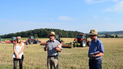 Bild: bnr
Forstdirektor Alwin Kleber (Mitte) und LandwirtschaftsdirektorJosef Rupprecht (rechts) begrüßten die Teilnehmer am Feldtag in Freihöls.