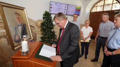 Bild: Wolfgang Steinbacher
Ob Michael Cerny (links) war der Erste, der sich ins Kondolenzbuch für Franz Prechtl eintrug. Seine Referenten taten es ihm anschließend gleich.