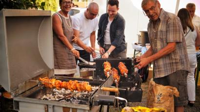 Bild: arw
Claudia Holfeuer, Peter Fleischmann, Maximilian Kraus und Hans Holfeuer (von links) haben am Grill alle Hände voll zu tun.
