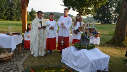 Bild: dob
Sommerlich geschmückt präsentiert sich die neue Glocke zur Weihe vor dem Dorfkreuz in Unterlind. Dekan Alexander Hösl spricht das Segensgebet. Unterlind bekommt mit einer "Regina coeli" ein Juwel für den Glockenturm.