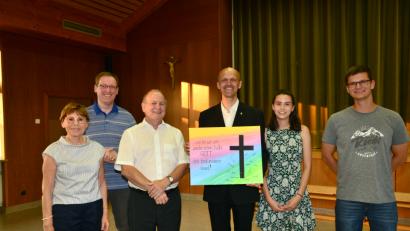 Bild: bey
Einen herzlichen Abschied bereiten Bürgermeisterin Marianne Rauh, Kirchenpfleger Josef Steger, Franz Rath vom Seelsorgerat (von links) sowie Martin Seiler und Barbara Schmucker als Vertreter der Ministranten dem ausscheidenden Kaplan Thomas Hösl (Mitte).