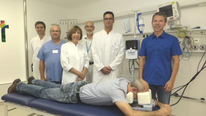Bild: Hirsch
Fördervereinsvorsitzender Andreas Wopperer (rechts) überreichte den Ärzten und Stationsleitern des St. Barbara-Krankenhauses eine Liege mit Gesichtsstütze und ein High-Flow-Beatmungsgerät.