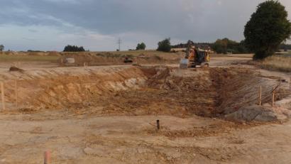 Bild: Brendel, Hubert (BR)
Begünstigt durch das derzeitige Hochsommerwetter schreitet die Erschließung des Gewerbegebietes „Weiherwiesen II“ zügig voran. Inzwischen läuft der Erdaushub für das Regenrückhaltebecken (Bild).