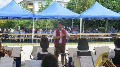 Bild: jzk
Gut geschützt vor den sengenden Sonnenstrahlen sind die Musikanten der Stadtkapelle Kemnath und die musikbegeisterten Zuschauer unter den Pavillons auch beim dritten Seebühnenkonzert.