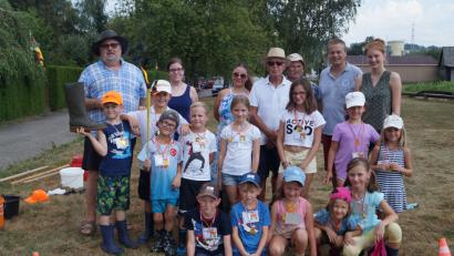 Bild: du
Trotz großer Hitze schaffen alle 12 Kinder die Anforderungen der "Gummistiefel-Olympiade" und freuen sich anschließend über Medaillen. Siedlerchef Walther Piehler (links, mit Schlapphut) und sein Team betreuen die Ferienaktion.