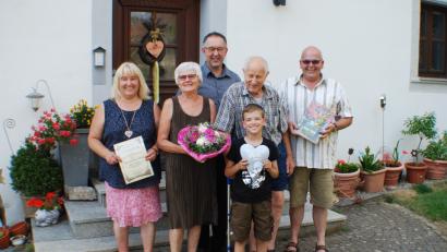 Bild: enz
Bildunterschrift: Bei der Gästeehrung im Alten Pfarrhof in Wernersreuth: Brigitte Meyer, Inge Fuchs, Alfons Schnurrer, Anton Fuchs, Paul Meyer und Klaus Meyer (von links) .