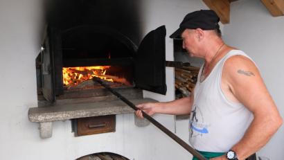 Bild: le
Der neue Backofenwart des OWV, Sigi Schell, in seinem Element.