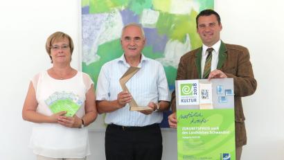 Bild: Hirsch
Landrat Thomas Ebeling, Vorsitzender Alois Hagl und Vorstandsmitglied Hedwig Pamler (von rechts) werben für die Teilnahme am Zukunftspreis in der Kategorie „Kultur“.