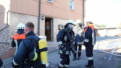 Bild: jma
Die Feuerwehr muss ausrücken, weil aus einer Pressather Wohnung dichter Rauch dringt.