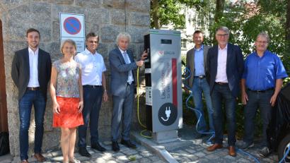 Bild: jr
Die erste öffentliche Ladestation für Elektroautos des „Ladeverbund+“ ist in Betrieb genommen. Bei der Inbetriebnahme mit dabei sind (von links) Projektleiter Christian Vogler („N-Ergie“), Dr. Susanne Stangl, Walter Brucker, Landrat Wolfgang Lippert, Werkleiter Thomas Kraus, Rainer Kleedorfer (N-Ergie) und Rudi Schmeller.