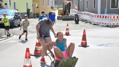 Bild: bey
Regelrecht im Blindflug ging es mit dem Sackkarren durch den Parcours am Marktplatz.
