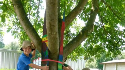 Bild: rn
Gemeinsam "schmückten" die Kinder den Marterpfahl.