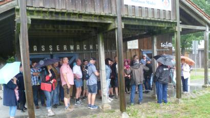 Bild: sat
Während überall die Sonne scheint, müssen die Mitglieder des Wandervereins und ihre Gäste im Regen auf den Beginn der Führung am Brombachsee warten.