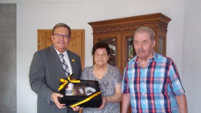 Bild: jle
Bürgermeister Martin Preuß (links) gratuliert den Ehejubilaren und überreicht ein Kafeeservice der Stadt.