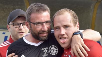 Bild: Hubert Ziegler
Vor eineinhalb Jahren feierte Martin Winkler (rechts) mit der SG Ehenfeld den Aufstieg in die Kreisklasse, Trainer Jörg Gottfried (links daneben) mit dem TuS/WE Hirschau den Aufstieg in die Bezirksliga. Für beide Teams ging es unmittelbar wieder zurück.