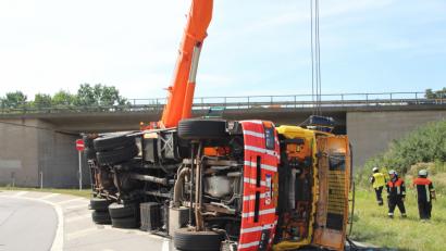 Bild: Auer, Alexander
Ein Laster kippte am Lappersdorfer Kreisel um.